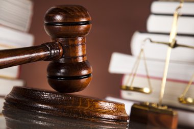 Yargıçlar tahta tokmak ve hukuk kitapları