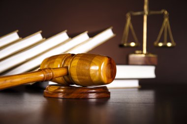 bir kanun kitabı üzerinde yasal tokmak