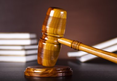 Yargıçlar tokmak ve hukuk kitapları