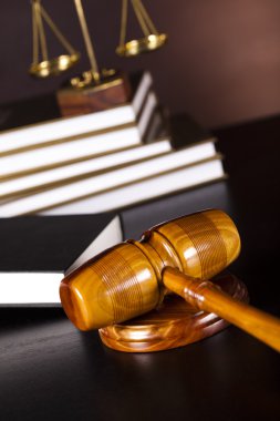 Yargıçlar tokmak ve hukuk kitapları