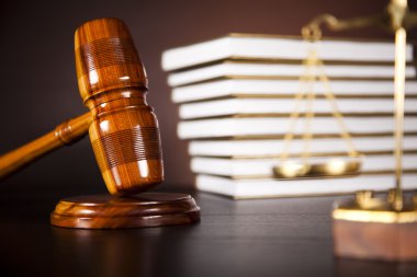 Yargıçlar tahta tokmak ve hukuk kitapları