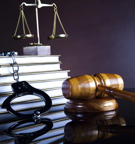 Handcuffs, Legal gavel — Stock Photo, Image