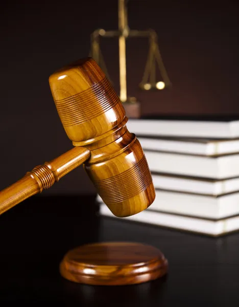 Scales of justice, gavel and books — Stock Photo, Image