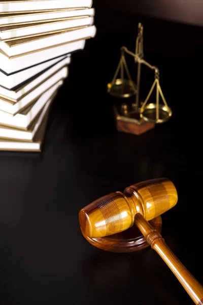 Jueces martillo y libros de leyes — Foto de Stock