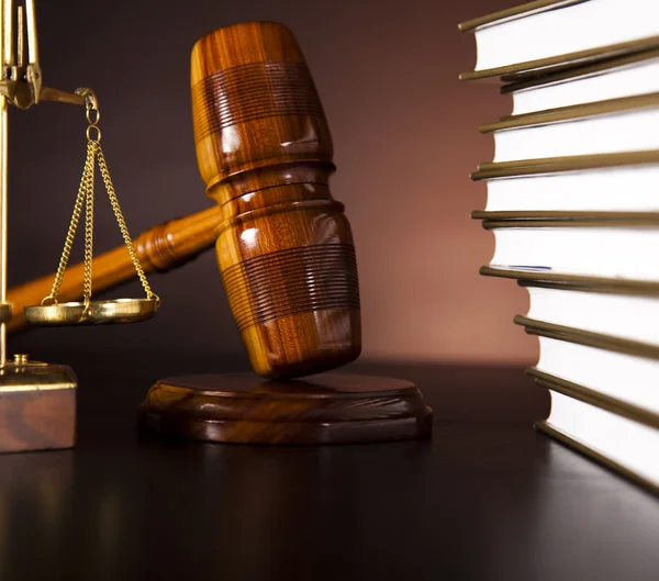 Yargıçlar tokmak ve hukuk kitapları — Stok fotoğraf