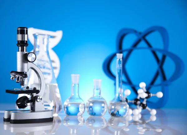 Atom, Molecules model, Laboratorium glassware — Stok Foto