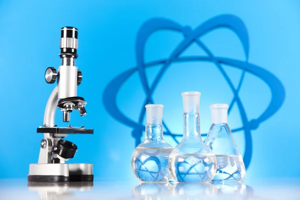 Átomo, modelo de Moléculas, copos de laboratório — Fotografia de Stock