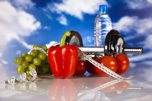Dieet en fitness, dumbell in vitaminen — Stockfoto