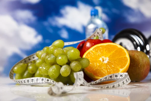 Dieta y acondicionamiento físico, mancuernas en vitaminas —  Fotos de Stock