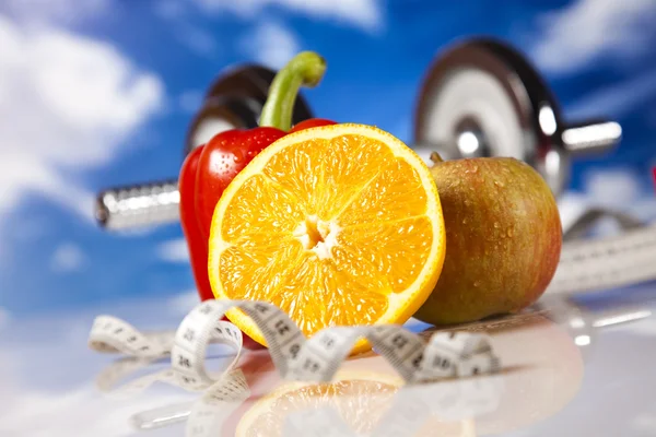 Dieta e aptidão, halteres em vitaminas — Fotografia de Stock
