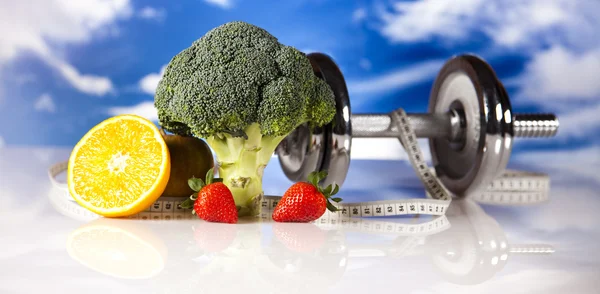 Dieta e aptidão, halteres em vitaminas — Fotografia de Stock