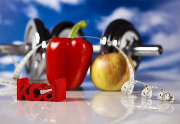 Dieta y acondicionamiento físico, mancuernas en vitaminas —  Fotos de Stock