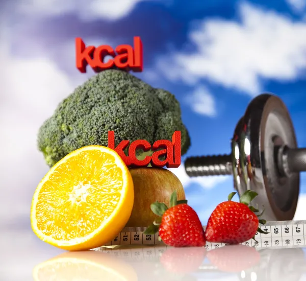 Dieta y acondicionamiento físico, mancuernas en vitaminas —  Fotos de Stock
