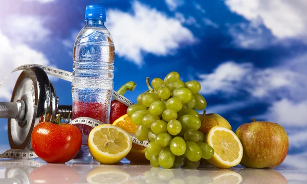 Dumbell e vitaminas, céu azul — Fotografia de Stock