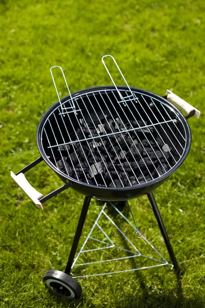 Grill on green grass — 图库照片