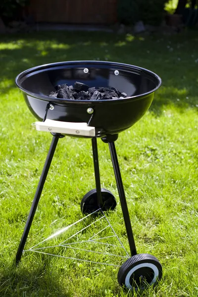 Grill on green grass — Stockfoto