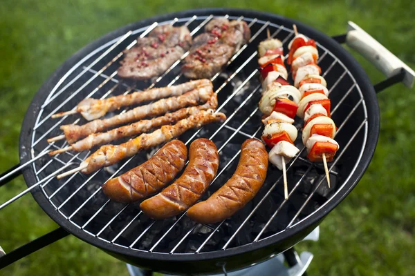 Grillning på sommaren helgen — Stockfoto