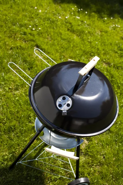 Grill on green grass — Stock Photo, Image