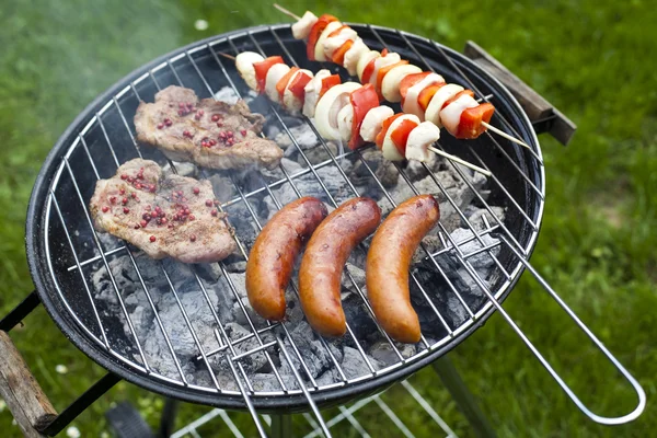 Grillning på sommaren helgen — Stockfoto