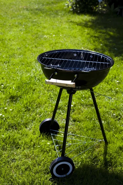 Grill on green grass — 图库照片