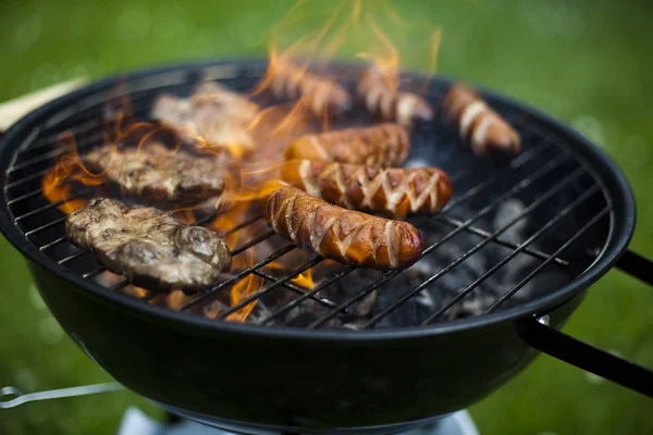 Grillning på sommaren helgen — Stockfoto