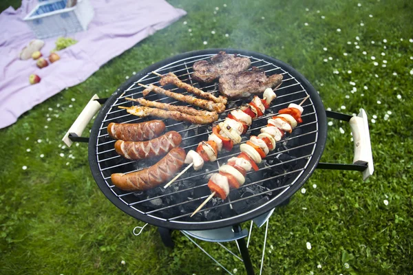 Grillades le week-end d'été — Photo