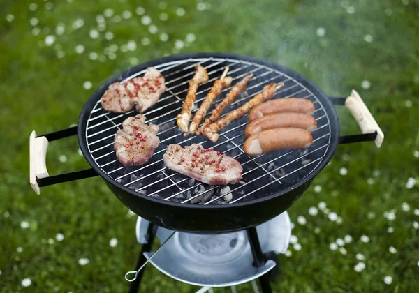 Grillen in zomer weekend — Stockfoto