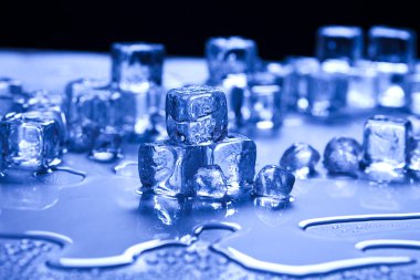 Mavi ve parlak buz küpleri