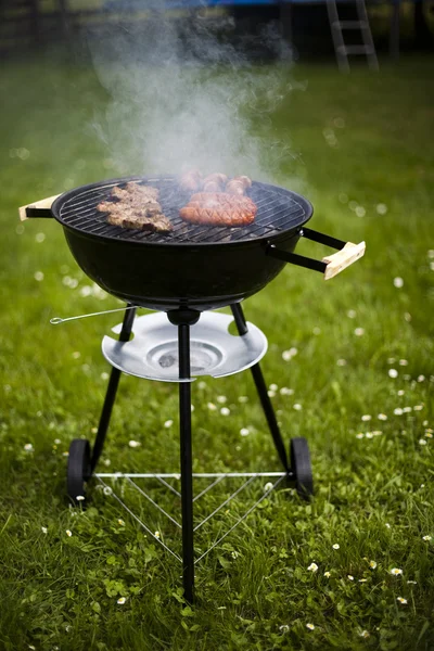 Grillen am Sommerwochenende — Stockfoto