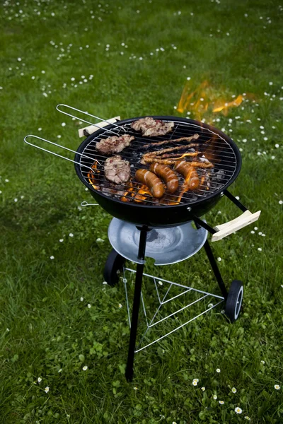 Grillning på sommaren helgen — Stockfoto