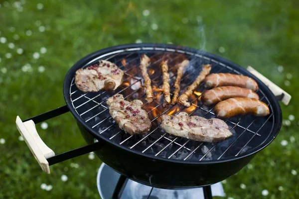 Grillen in zomer weekend — Stockfoto