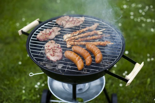 Grillning på sommaren helgen — Stockfoto