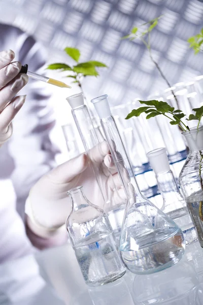 Pipeta de laboratorio en mano de científico — Foto de Stock