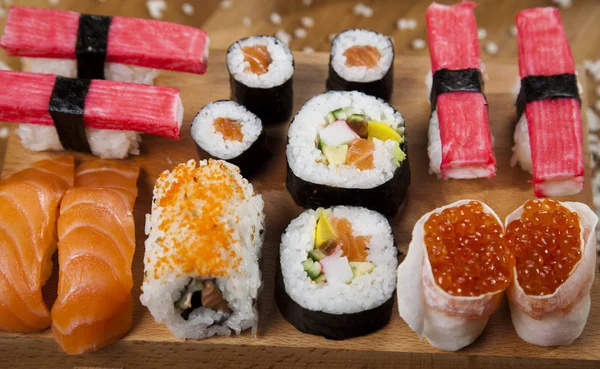 Variatie van lekkere verse sushi eten — Stockfoto
