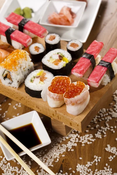 Variation von frischem, leckerem Sushi-Essen — Stockfoto