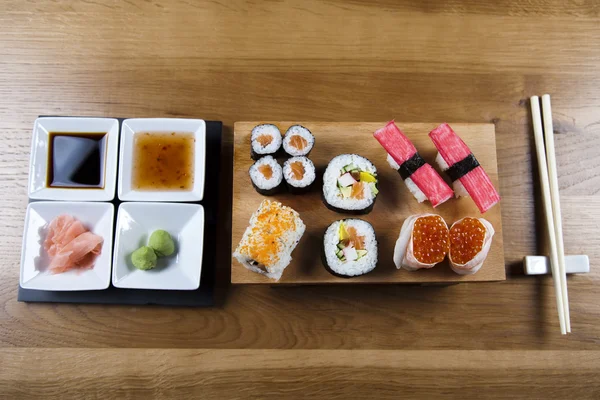 Variace čerstvé chutné sushi jídlo — Stock fotografie