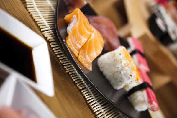 Variace čerstvé chutné sushi jídlo — Stock fotografie