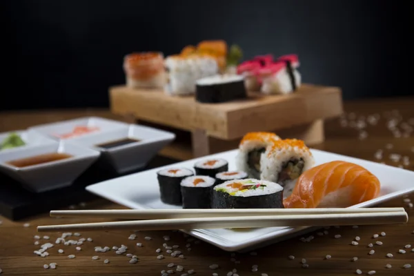 Variatie van lekkere verse sushi eten — Stockfoto