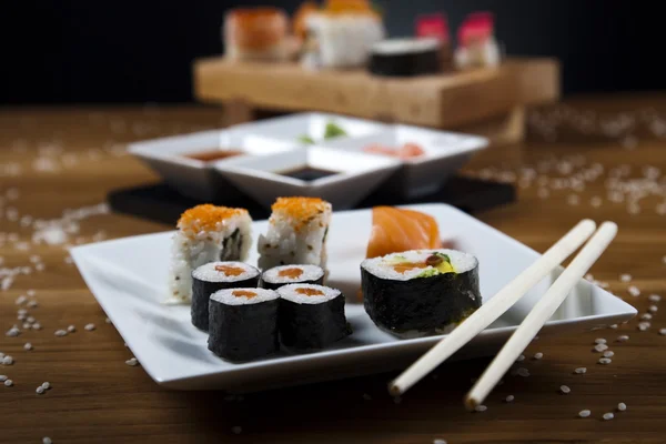 Variace čerstvé chutné sushi jídlo — Stock fotografie