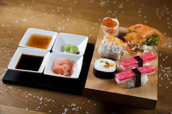 Variation av färsk välsmakande sushi mat — Stockfoto