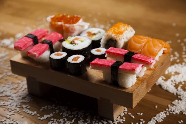 Tradiční japonské jídlo sushi — Stock fotografie