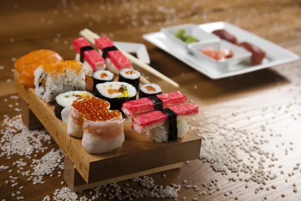 Tradiční japonské jídlo sushi — Stock fotografie