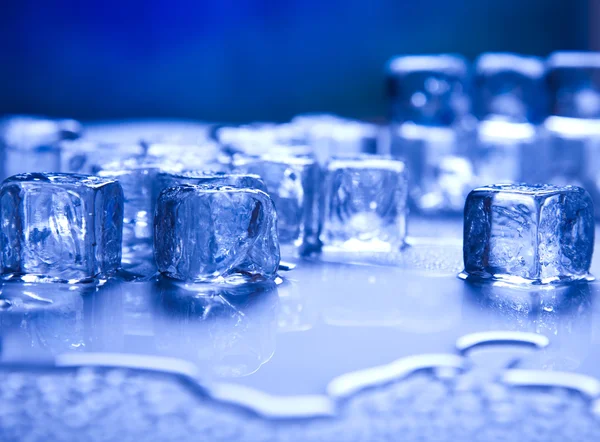 Cubos de gelo azuis e brilhantes — Fotografia de Stock