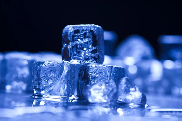 Cubos de hielo azul y brillante —  Fotos de Stock