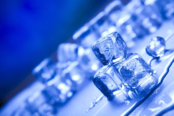 Cubos de hielo azul y brillante Imagen de archivo