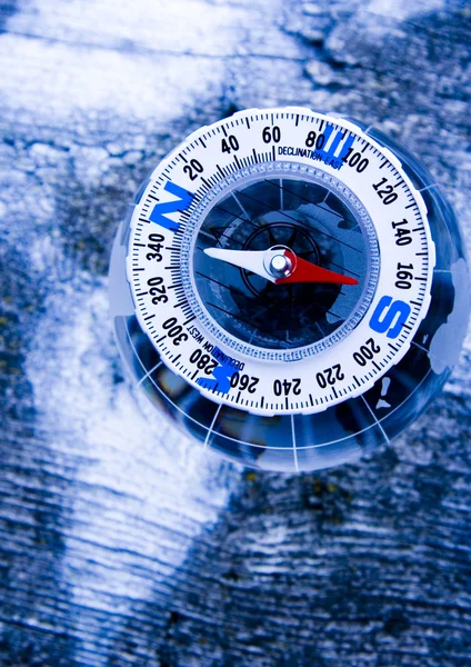 Kristall-Erdkugel und Kompass — Stockfoto