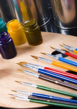 Fırçalar ve boya