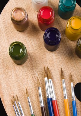 Fırçalar ve boya