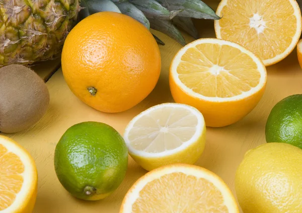 柑橘类水果和菠萝 — 图库照片