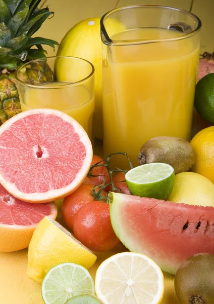 Bebida de laranja e frutas — Fotografia de Stock